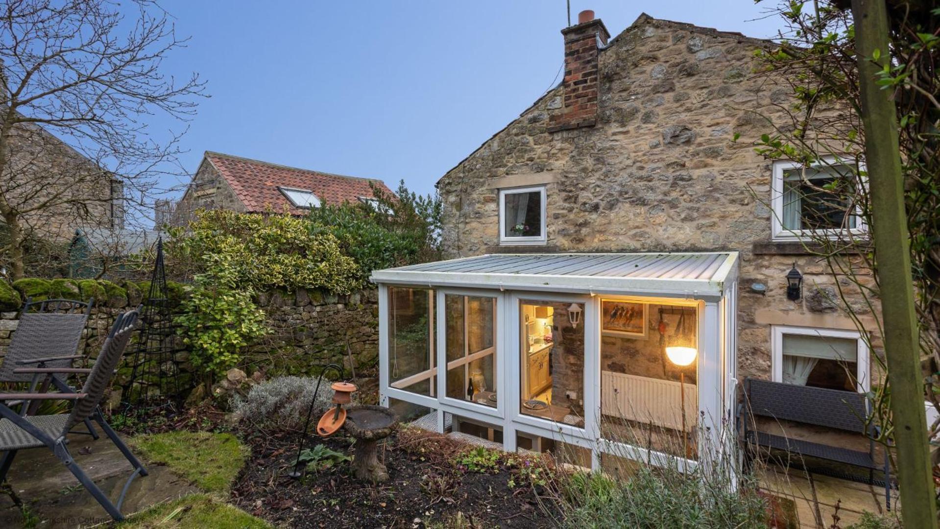 Picturesque Stone In The Heart Of North Yorkshire Village - Hideaway Holiday home